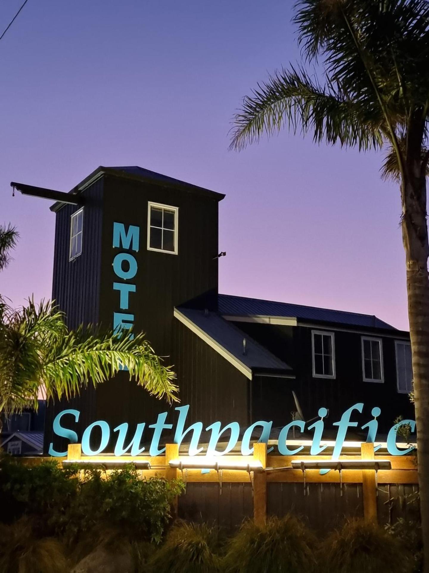 Southpacific Motel Уангамата Екстериор снимка