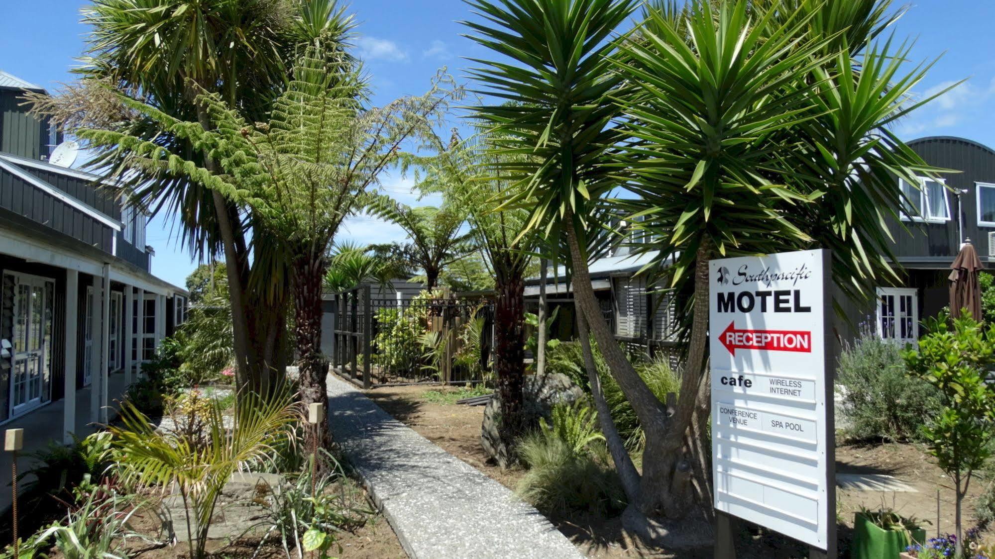 Southpacific Motel Уангамата Екстериор снимка